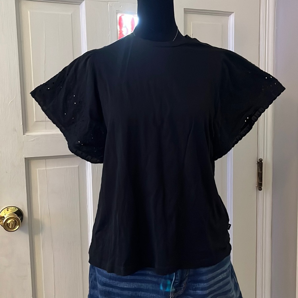 NWOT GAP EYELET SLEEVE TEE- FLAW